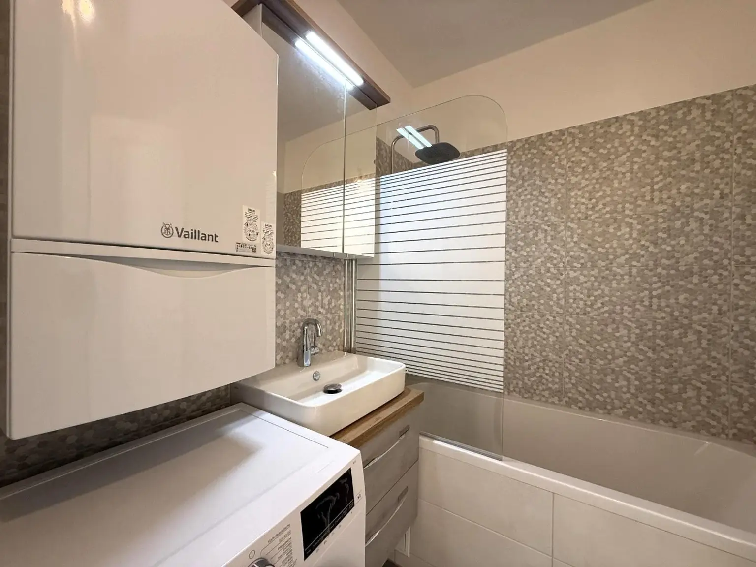 3-Zimmerwohnung im Erstbezug nach Generalsanierung // 3-room apartment, first occupancy after complete renovation //