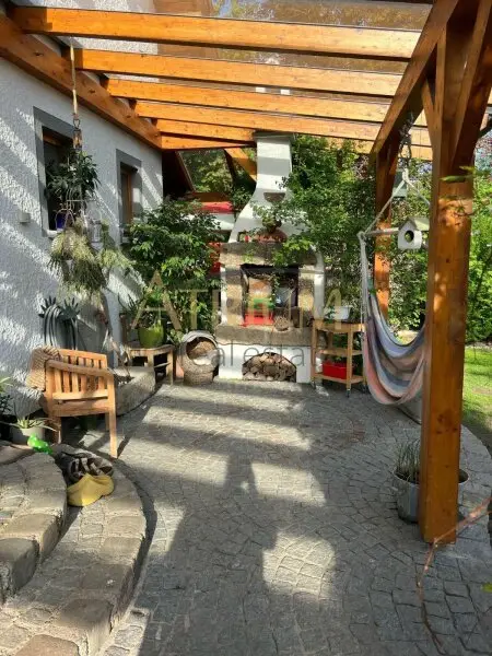 Charmantes Einfamilienhaus mit Wintergarten, Pool und Photovoltaik