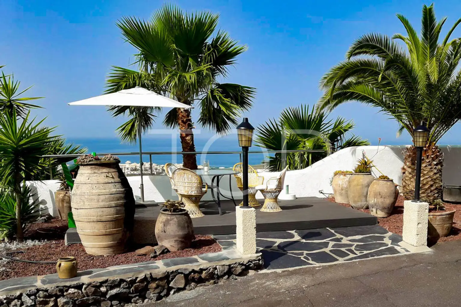 Finca con vistas al mar y 6 apartamentos en Alcalá - A la venta