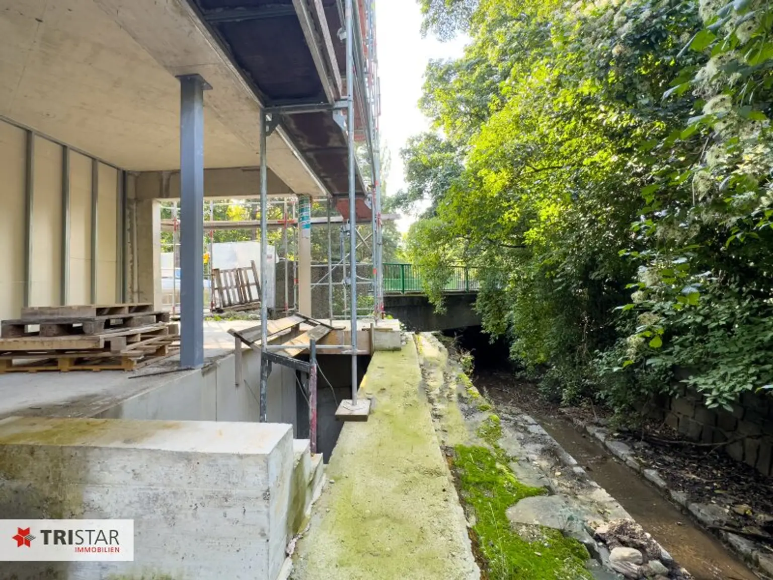 Investment am Wolfersberg · Architektur & Natur vereint! 18 Einheiten, 26 Garagenplätze, Dachgärten mit Pool – Waldpanorama !