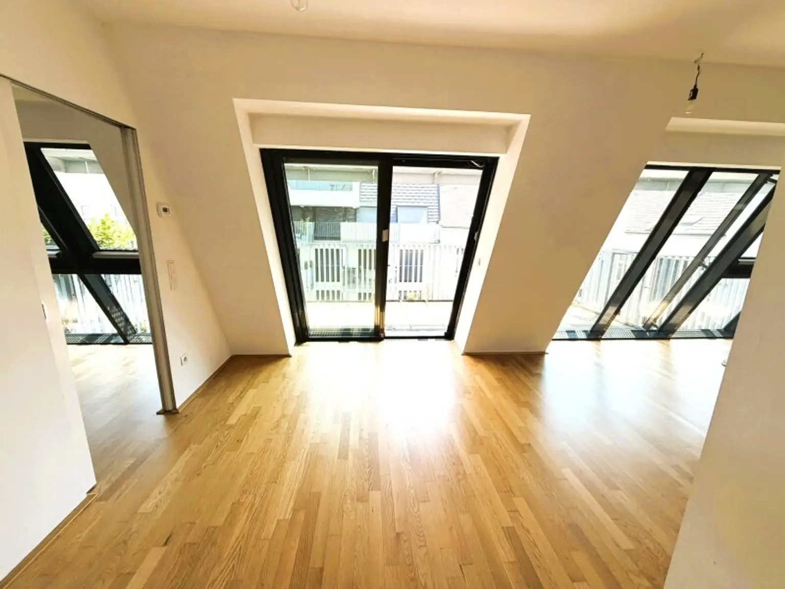 Wohnraum mit Blick in das Schlafzimmer