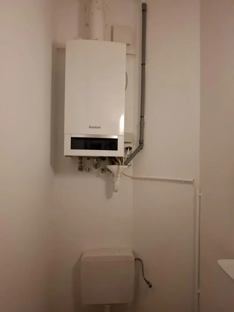 Perfekte Sichtbarkeit - günstiges Geschäftslokal / Büro mit großen Auslagen!