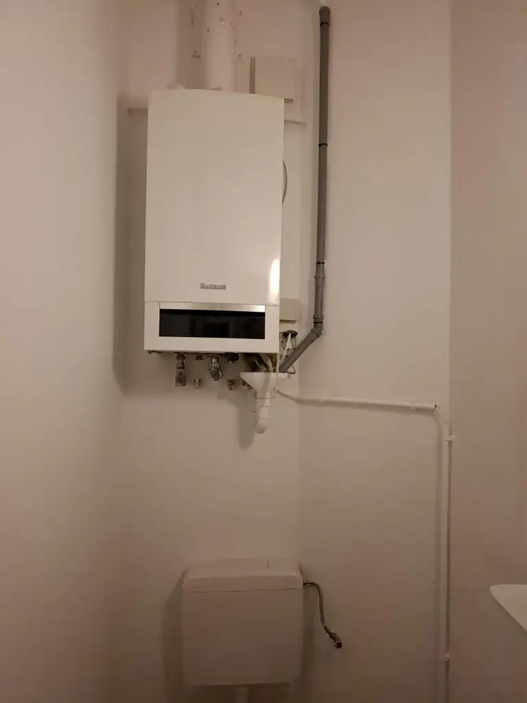 Perfekte Sichtbarkeit - günstiges Geschäftslokal / Büro mit großen Auslagen!