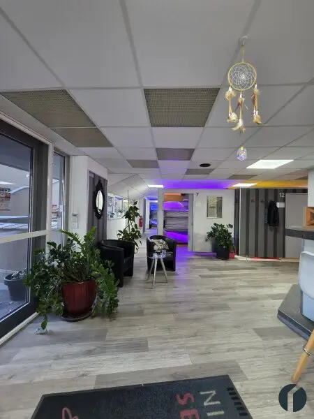 Modernes Kosmetikstudio mit hochwertigen Sonnenliegen – sofort startklar!