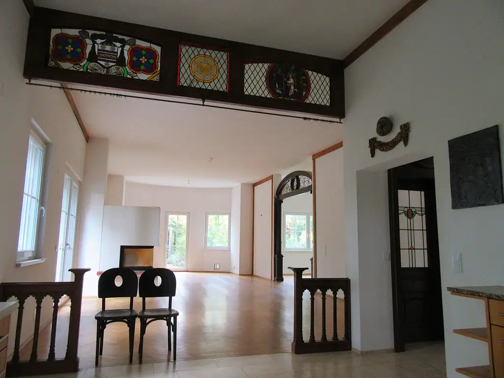 REPRÄSENTATIVE VILLA MIT BLICK IN DEN SCHLOSSPARK