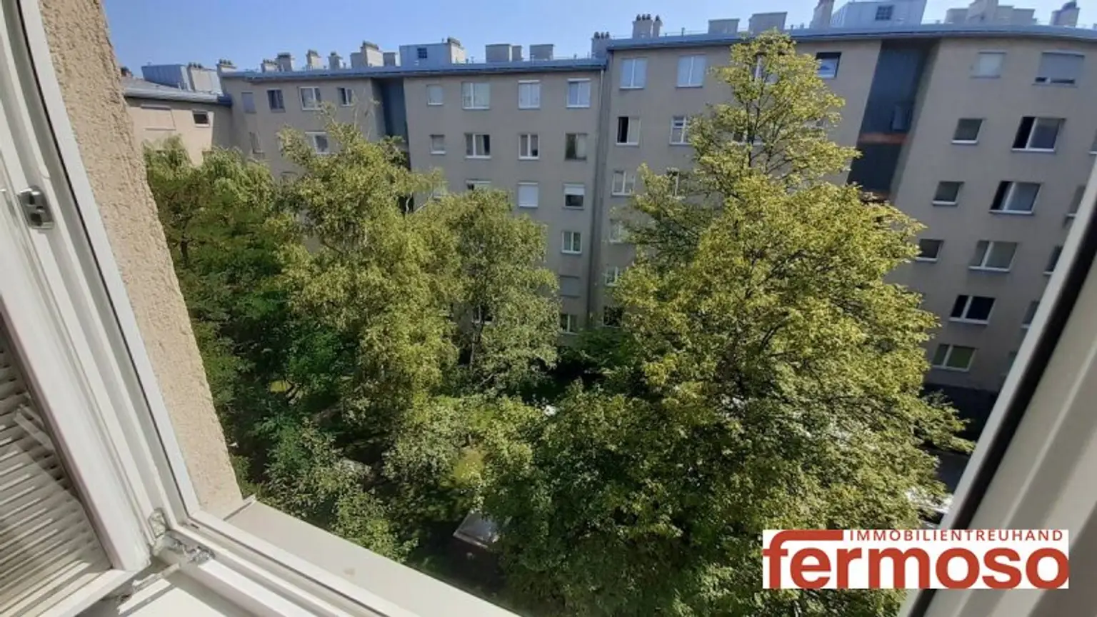Ausblick in in den grünen Innenhof
