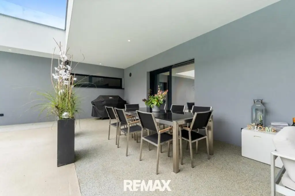 Beeindruckende Designer-Villa mit Pool und Poolhaus zum Soforteinzug!