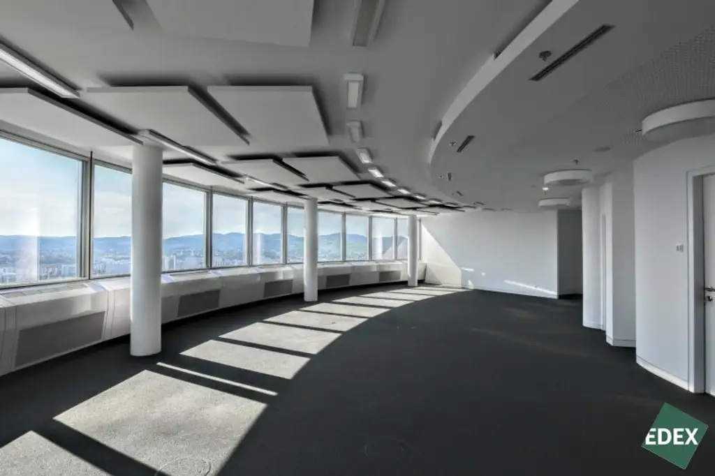 Modernes Büro mit Aussicht im Milleniumtower