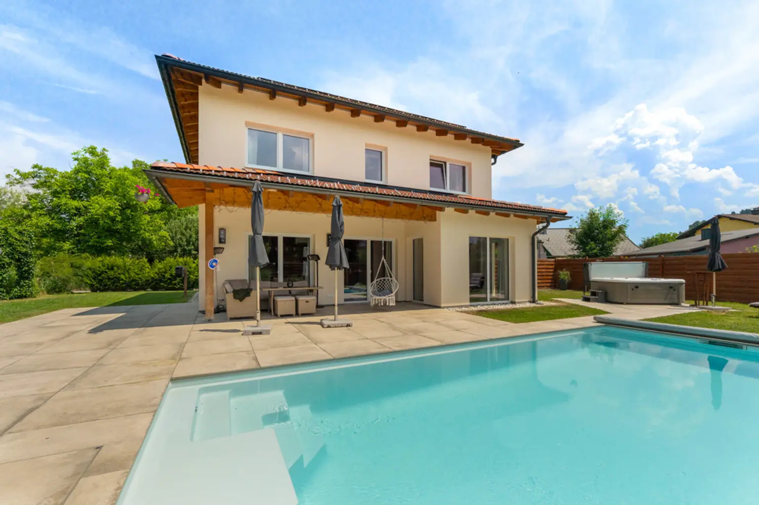 Wohnhaus mit Pool in ruhiger Lage