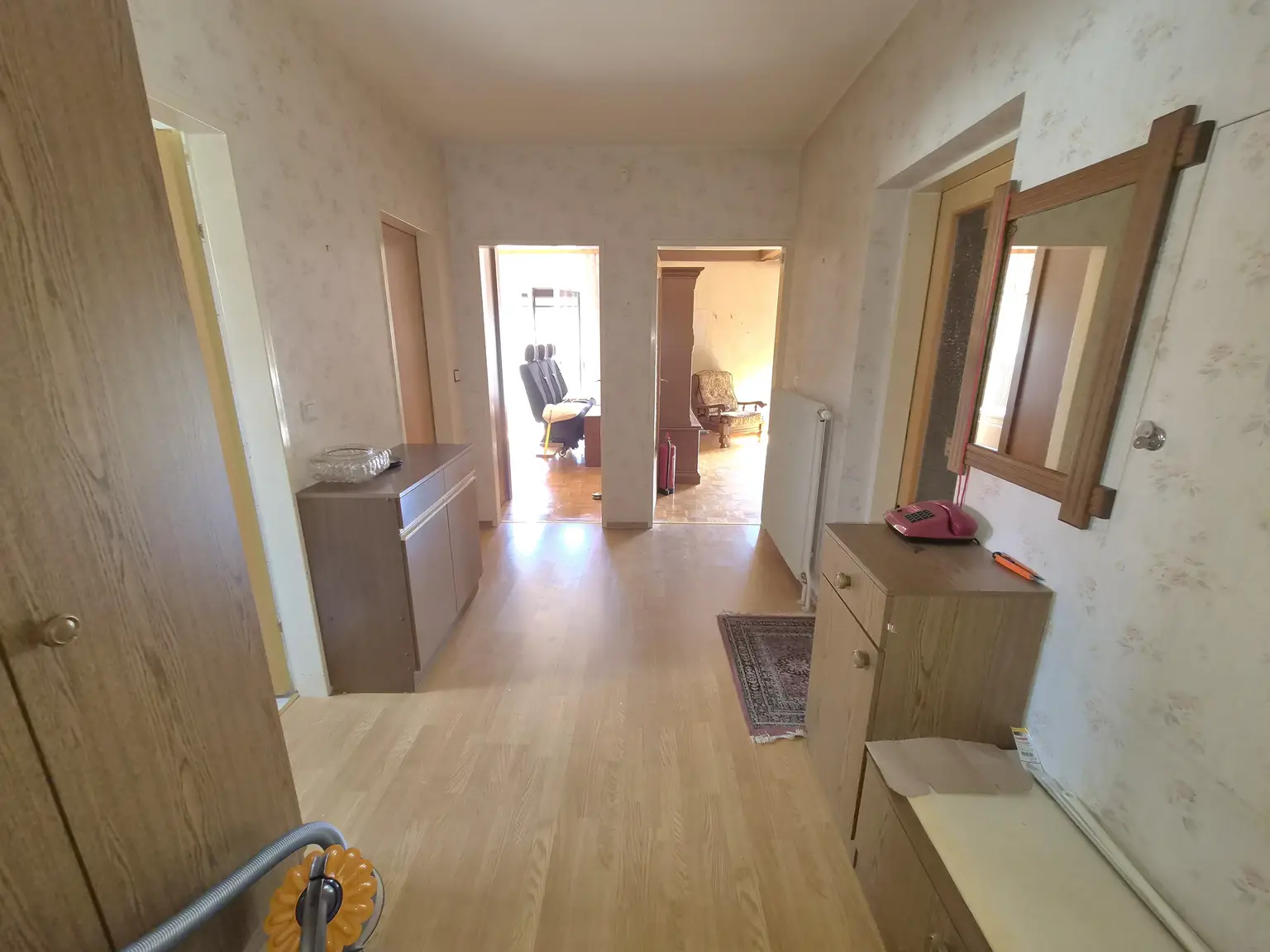 Zweifamilienhaus mit Pool am Waldesrand zu verkaufen!