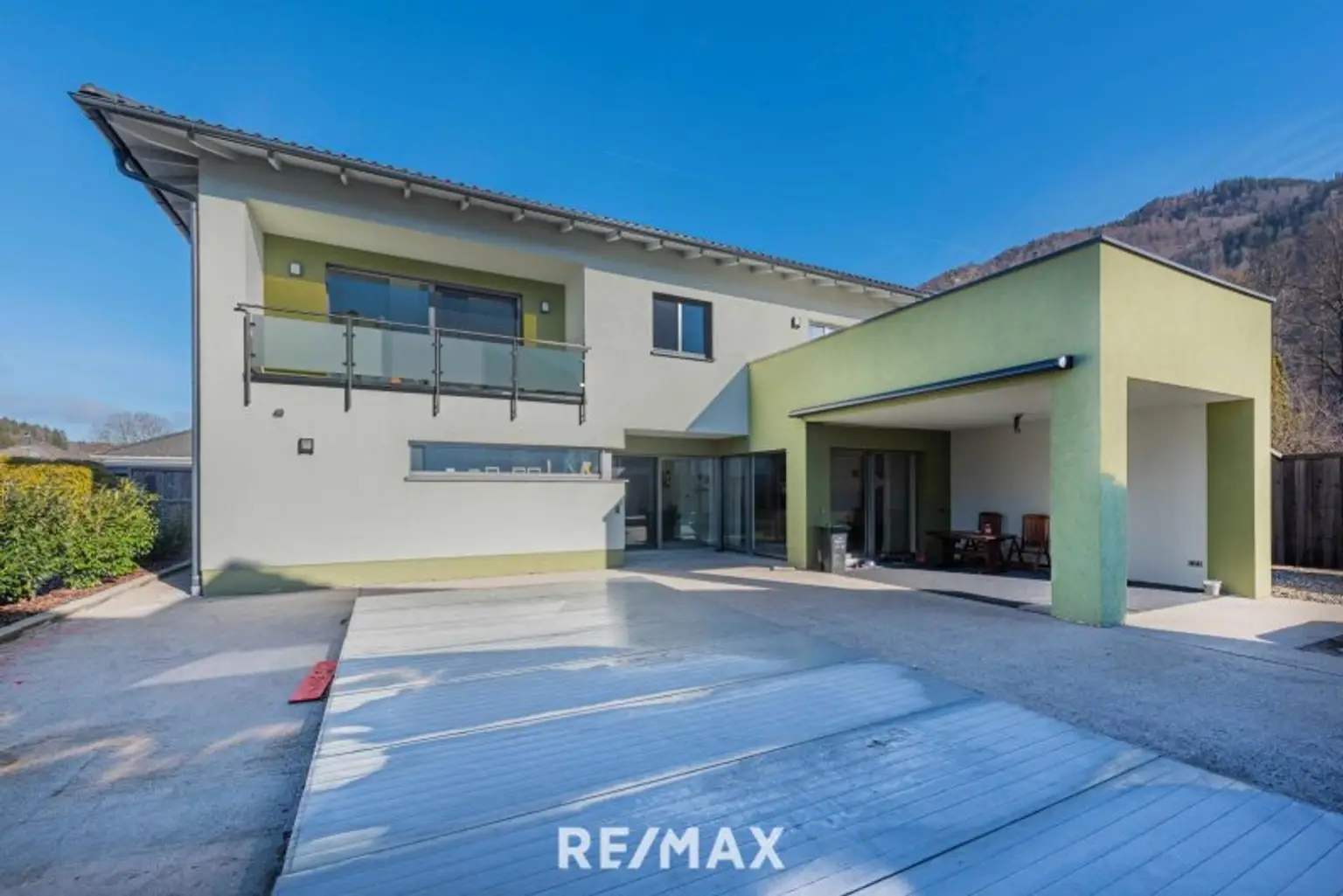 Pool und überdachte Loggia