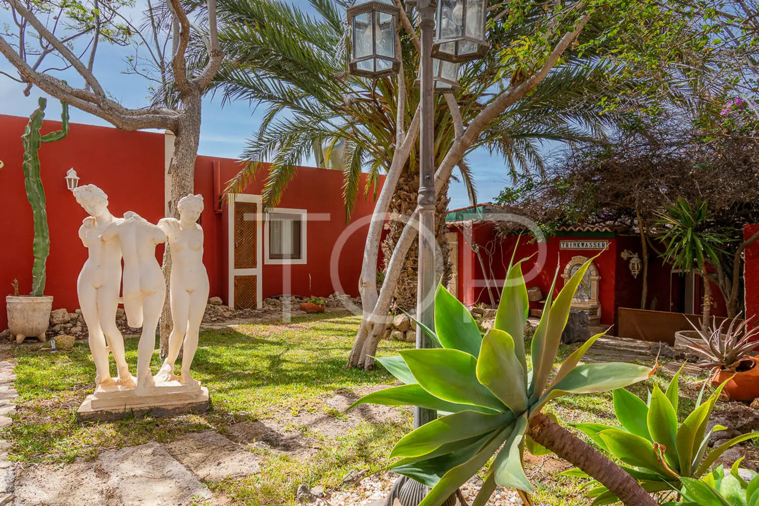 Romántica mansión con seis apartamentos en Costa de Adeje