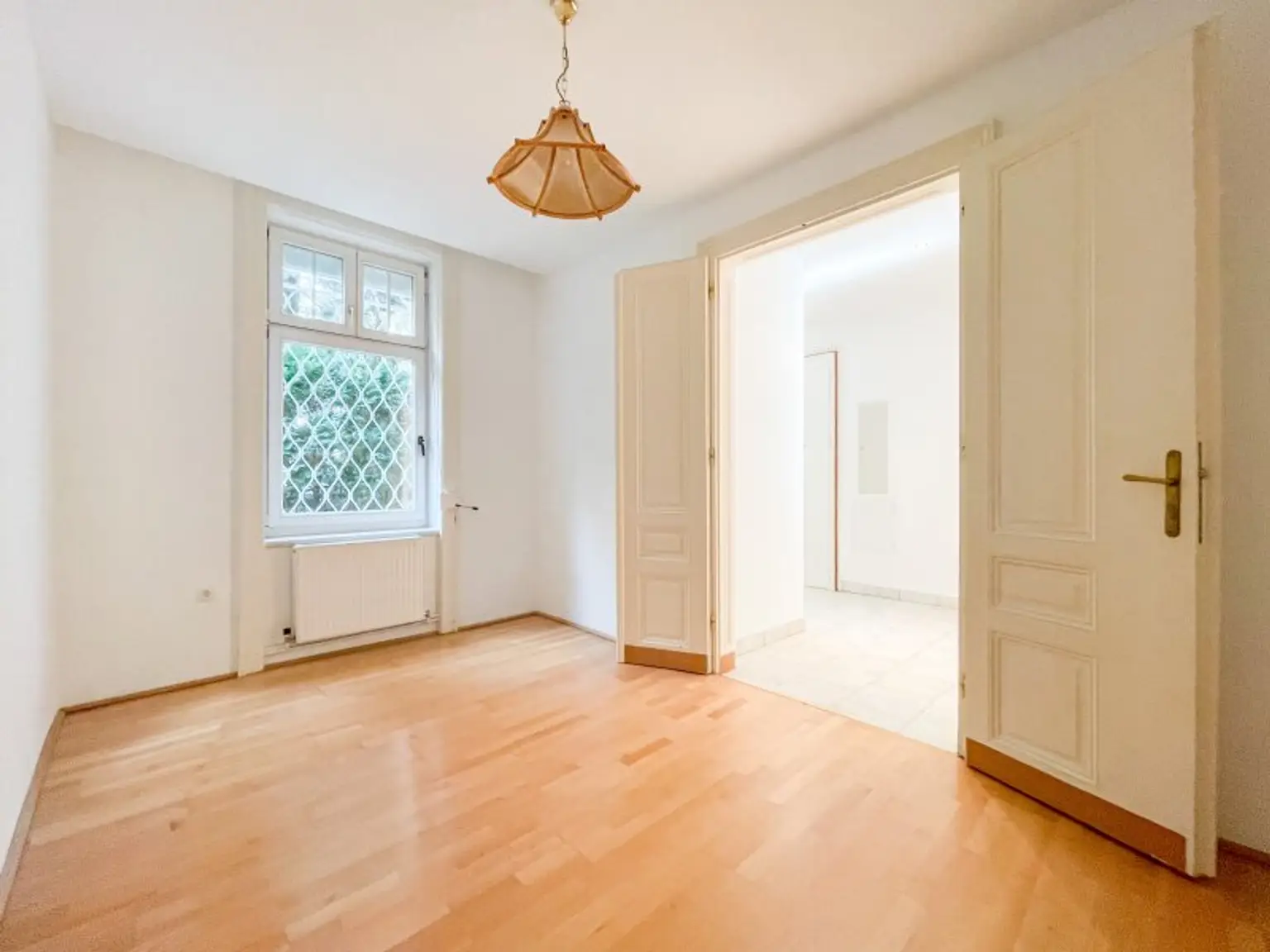 NÄHE LAINZER TIERGARTEN: Charmante 3-Zimmer-Gartenwohnung mit 218m² privater Grünfläche