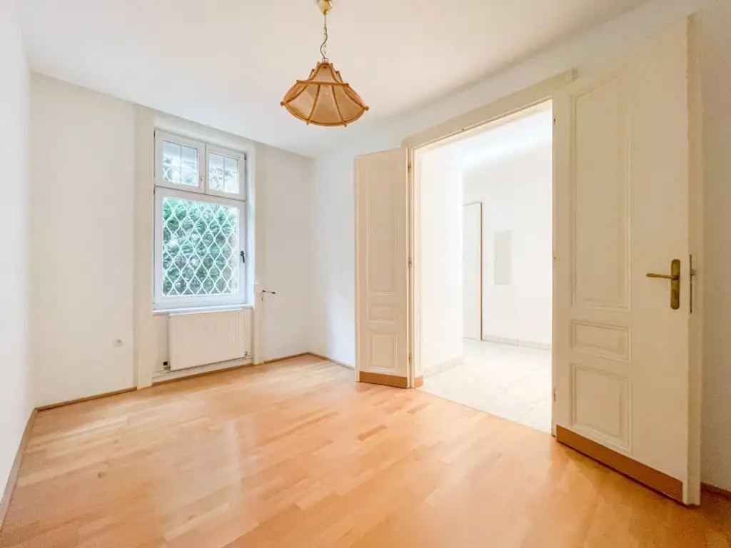 NÄHE LAINZER TIERGARTEN: Charmante 3-Zimmer-Gartenwohnung mit 218m² privater Grünfläche