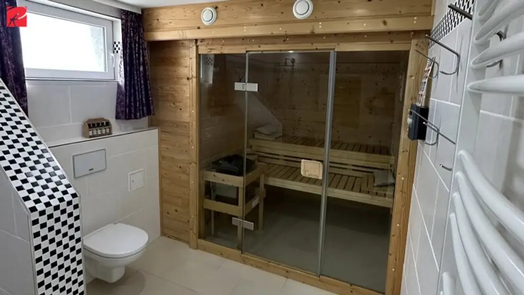 Großes, topausgestattetes Haus mit 8 Zimmer, 2 Terrassen, Garten, Pool- und Wellnessbereich