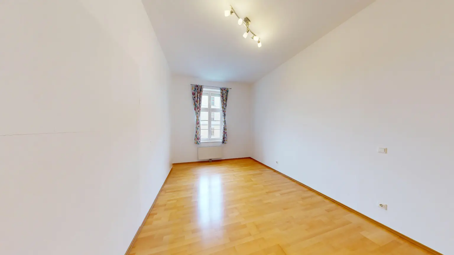 Sehr helle Maisonette-Wohnung mit Terrasse & Garten in zentraler Lage von Korneuburg – Wohnen im generalsanierten Backsteinbau