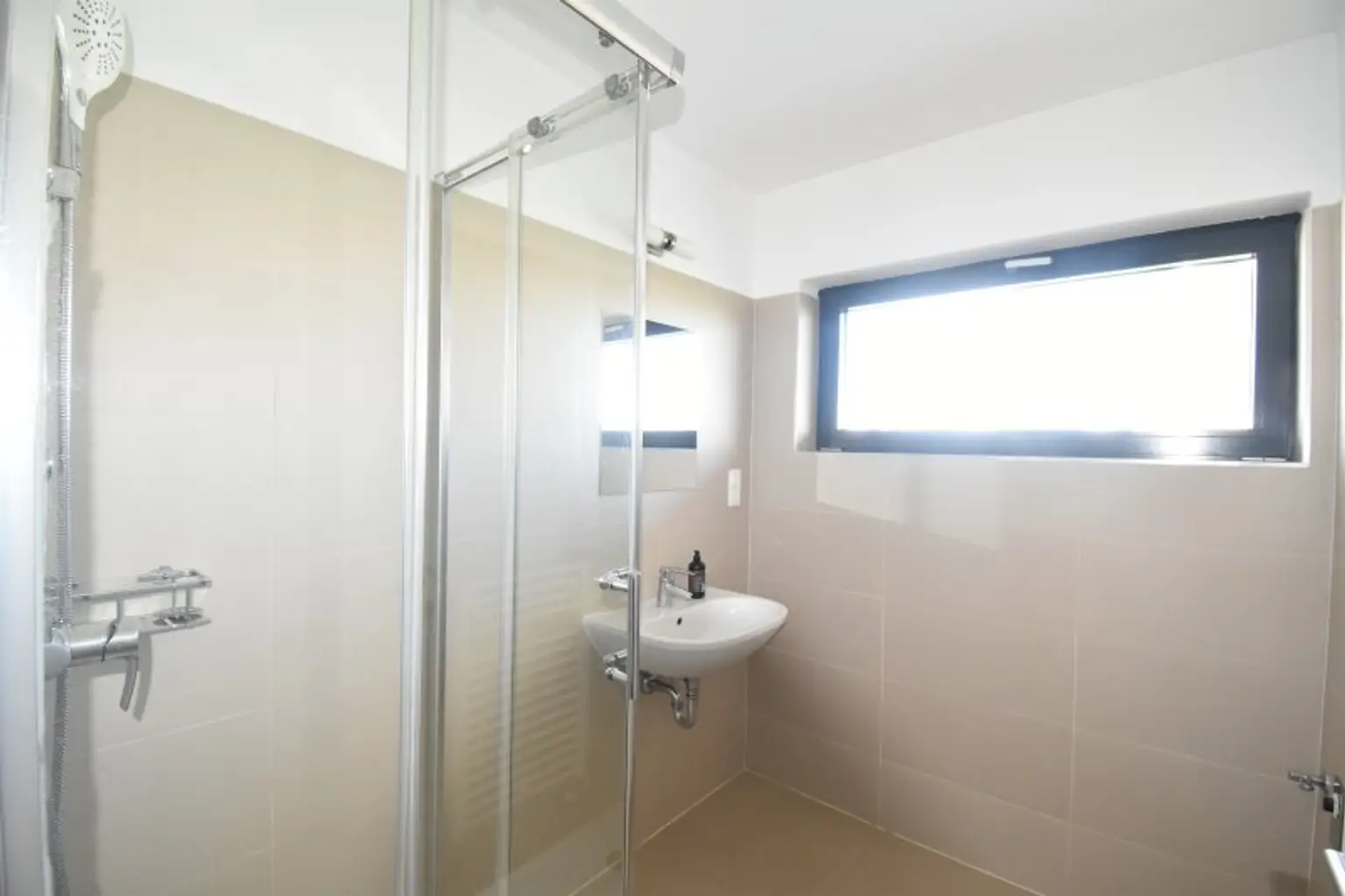 Badezimmer mit Dusche & Fenster