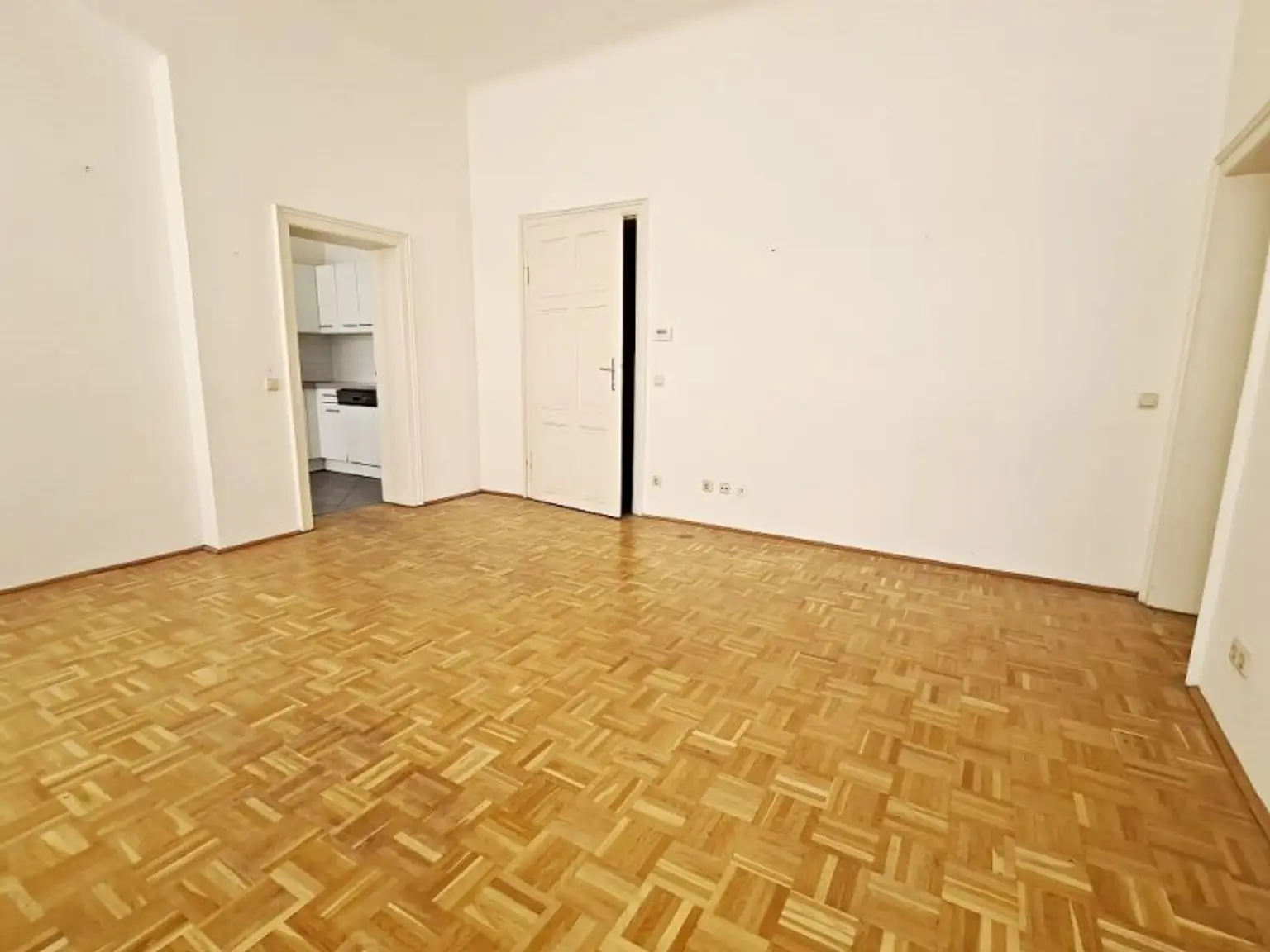 SALESIANERGASSE, teilsanierte 86 m2 Altbau, 3 Zimmer, Küche, Wannenbad, Parketten, 2. Liftstock, Botschaftsviertel