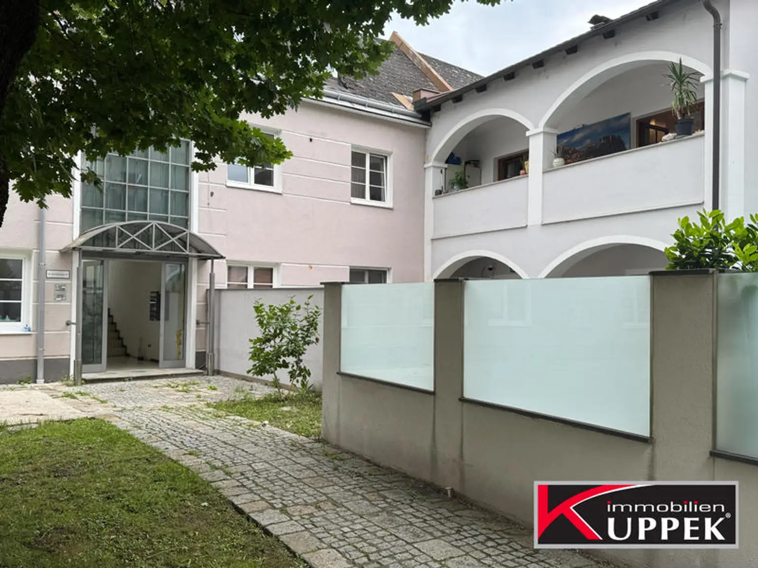 Gebäude mit Rundbögen