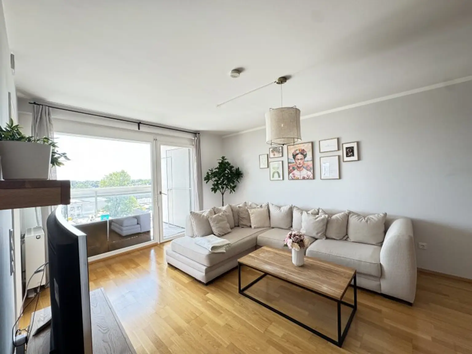 OPEN HOUSE-Besichtigung mit Einzelterminen, am Samstag, den 09.08.2025, ab 10:00 Uhr! Möblierte Vierzimmerwohnung mit großzügiger Loggia,Fernblick inkl. Garagenplatz im Herzen von Stadlau
