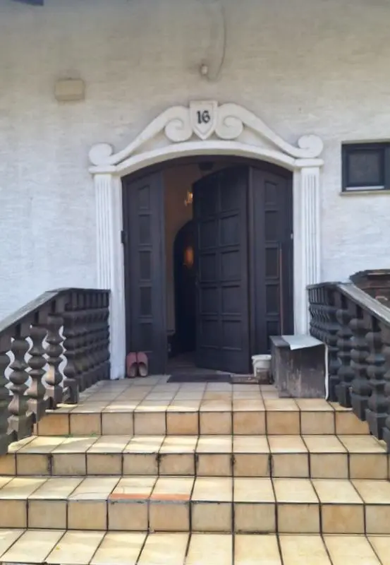 Absolut ruhig gelegen Villa mit überdachtem Pool, direkt am Waldrand auf 2.003 m² Grundstück.