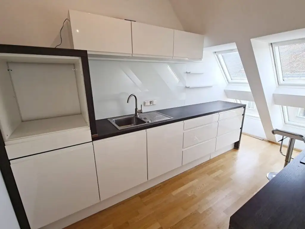 TERRASSENHIT, DACHGESCHOSS, 138 m2 Maisonette mit 45 m2 Terrasse, 3 Zimmer, Wohnküche, Wannenbad, Rembrandtstraße