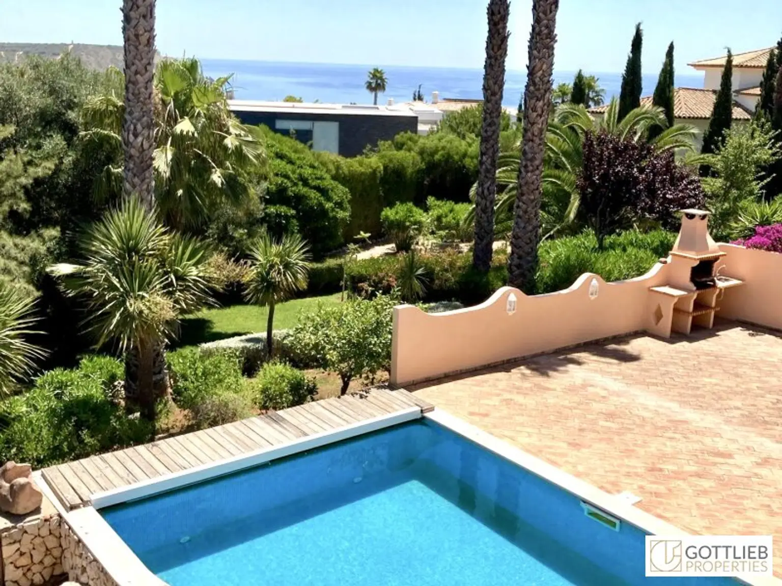 Uneinsehbare Villa mit Terrassen und großem Garten, Swimmingpool und Meerblick