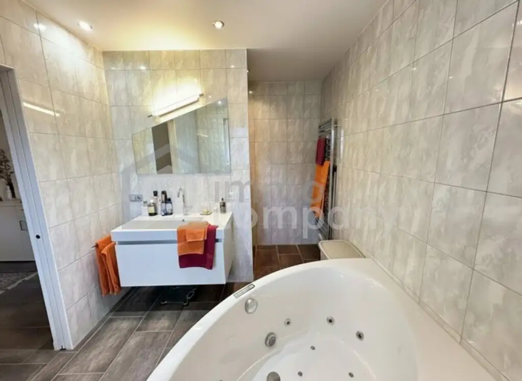 Unschlagbares Top-Angebot ! Luxuriöser Bungalow mit hochwertiger Ausstattung, in zentrumsnaher, sonniger Ruhelage in Hohenems, sehr geräumige Dreier-Garage mit Fernbedienung, großzügige Grundstücksfläche, ausgezeichnete…