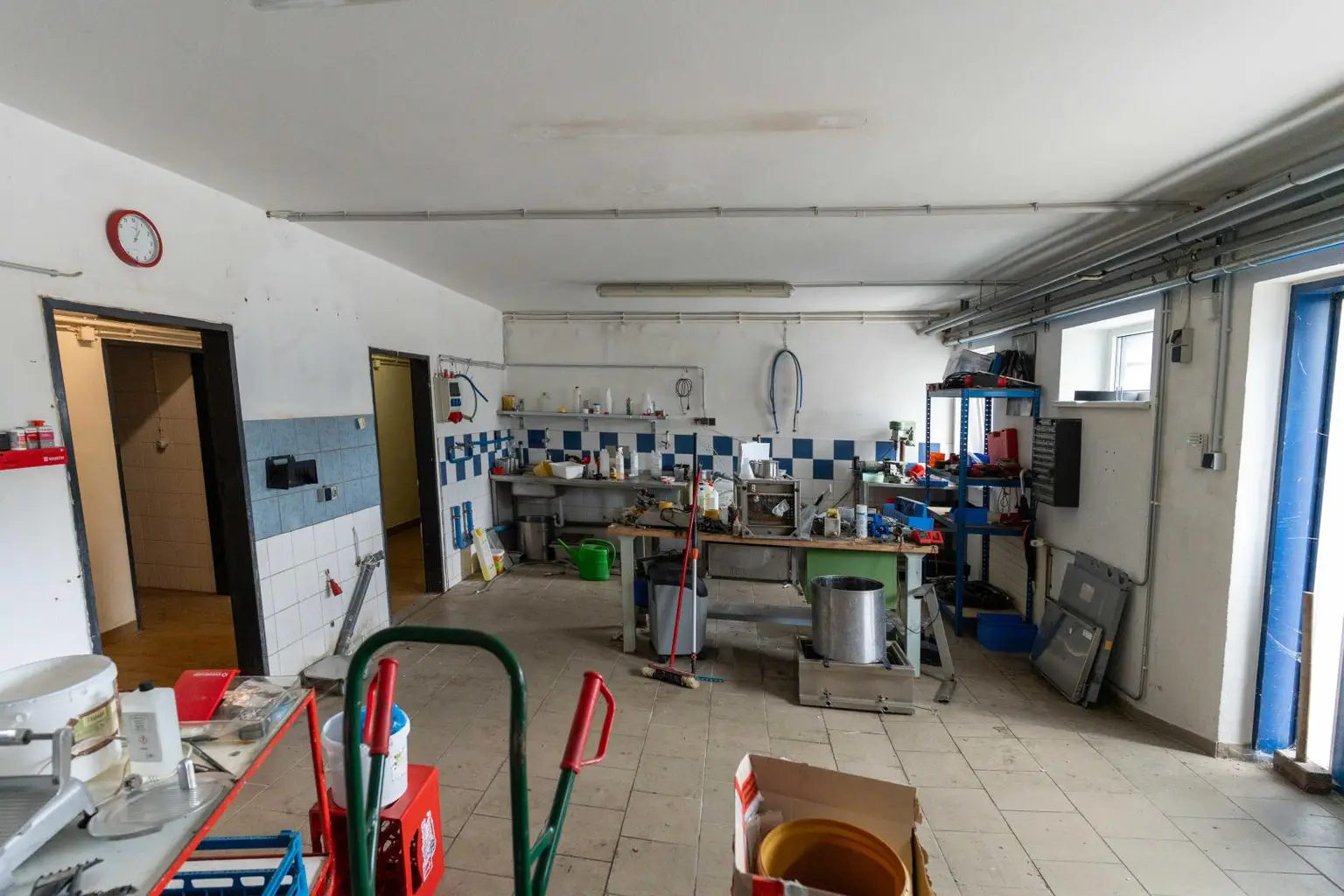Top-Betriebsliegenschaft mit grosser Wohnung und Direktzugang zur A1 - Ideal für Lager, Dienstleistung & Lieferlogistik