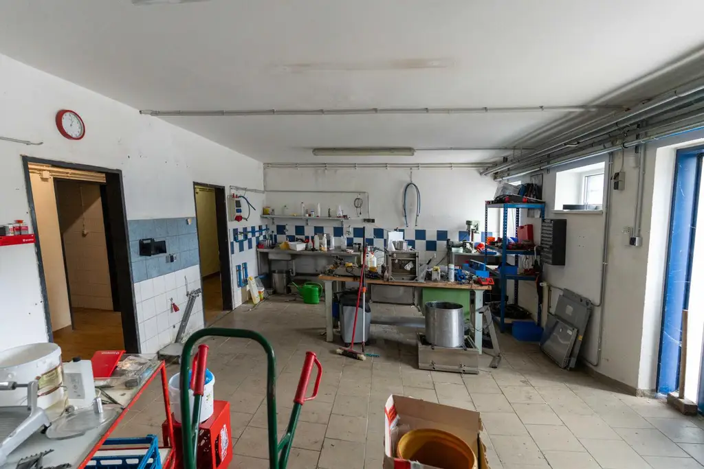 Top-Betriebsliegenschaft mit grosser Wohnung und Direktzugang zur A1 - Ideal für Lager, Dienstleistung & Lieferlogistik
