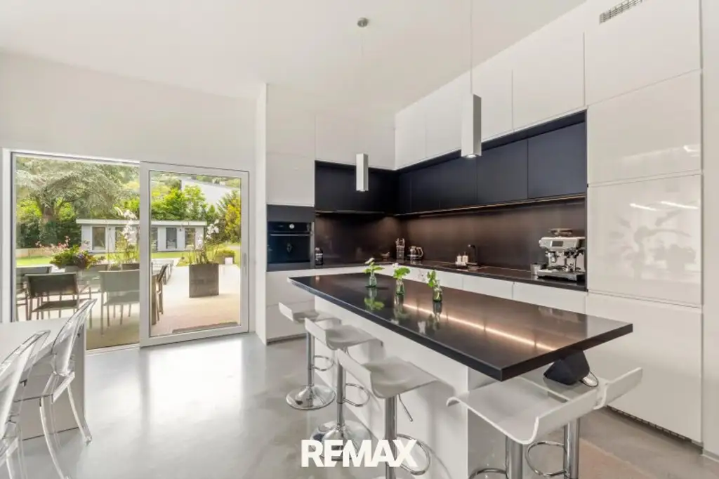 Beeindruckende Designer-Villa mit Pool und Poolhaus zum Soforteinzug!