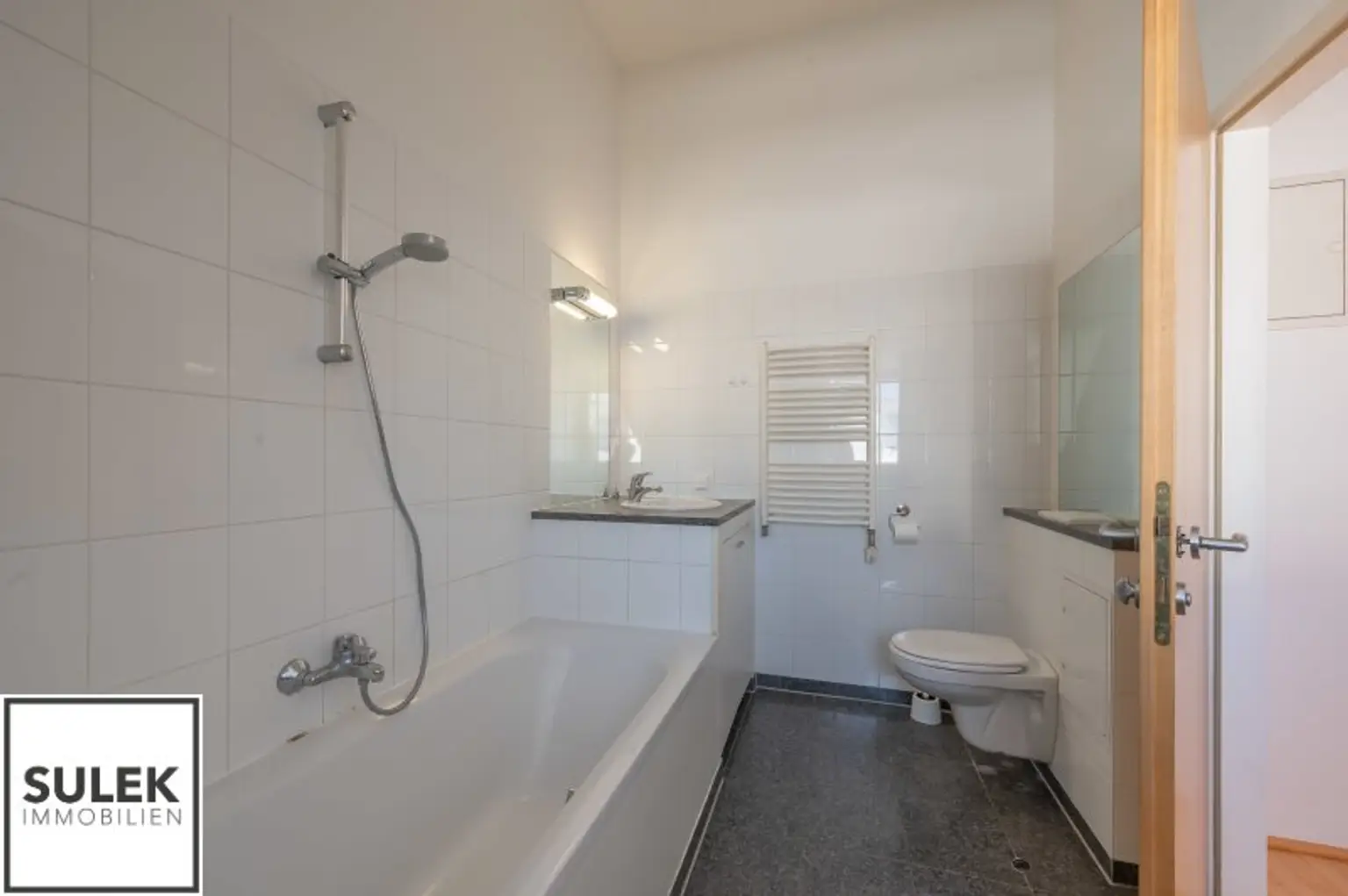 Großzügige, sonnige DG-Neubauwohnung mit hofseitiger Terrasse nahe Einkaufsstraße & U6 - ab 1.12.25!