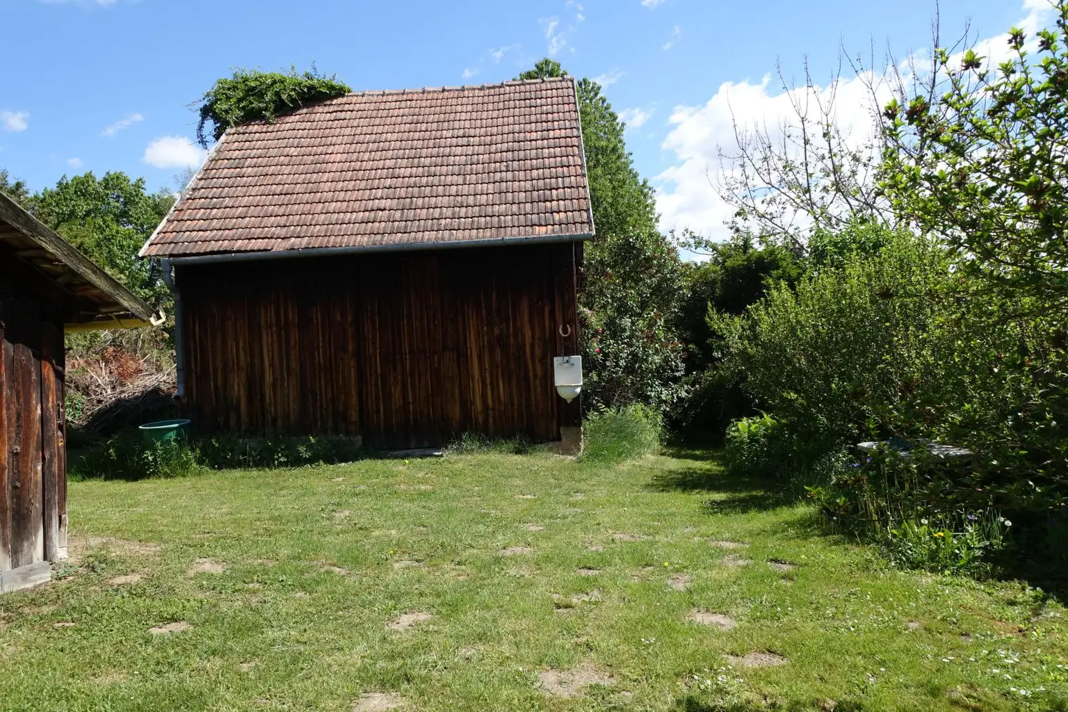 Schuppen mit 2 Toren
