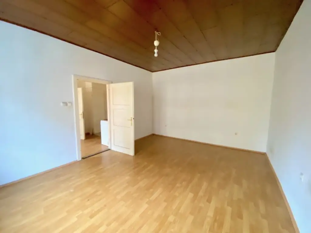 3 Zimmer-Wohnung ZUM SANIEREN, HELL und RUHIG!