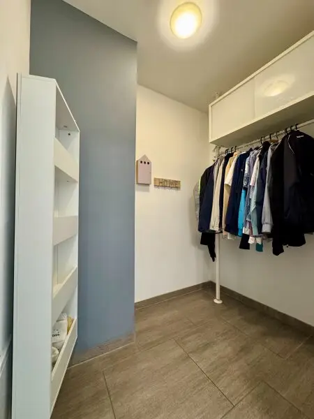 Garderobe EG