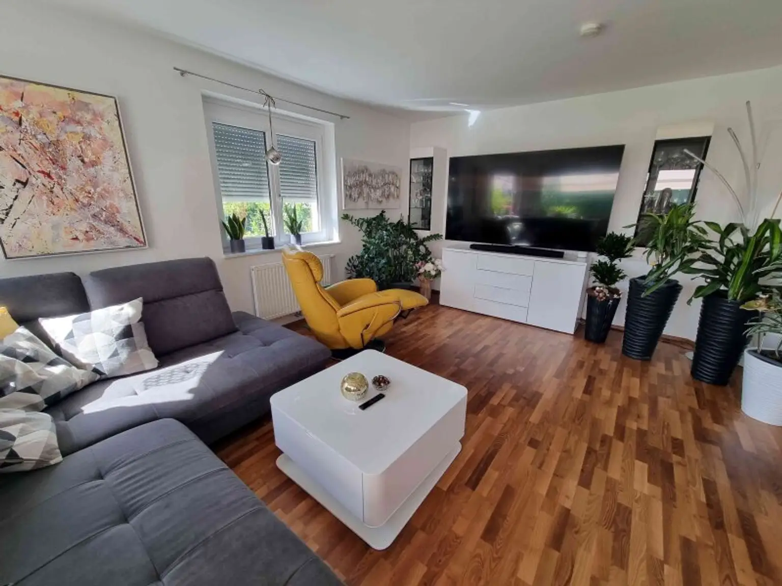 Traumhafte und neuwertige 3 Zi Gartenwohnung mit 220m² Eigengarten und Massiv-Pool in Waidmannsdorf mit Tiefgarage