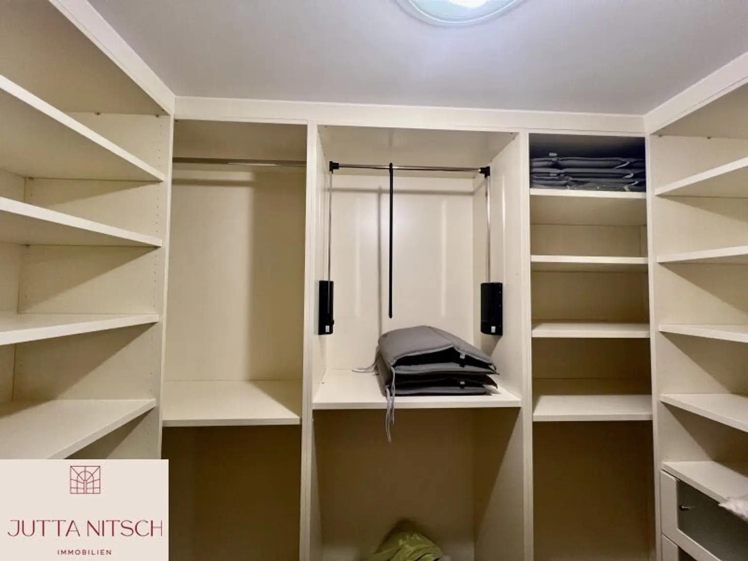 Barrierefreie Gartenwohnung mit zwei Terrassen und zwei Garagenplätzen - Gießhübl Zentrum