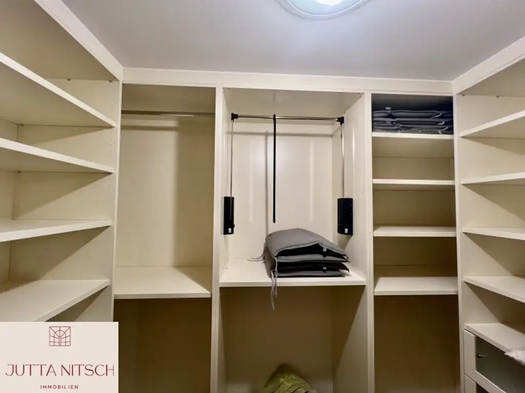 Barrierefreie Gartenwohnung mit zwei Terrassen und zwei Garagenplätzen - Gießhübl Zentrum