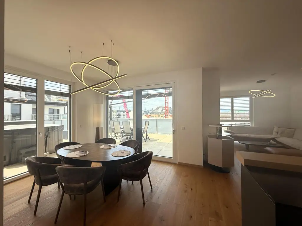 Luxus Penthouse mit Outdoor-Jacuzzi wird komplett möbliert vermietet // Luxury penthouse with outdoor Jacuzzi available for rent, fully furnished //
