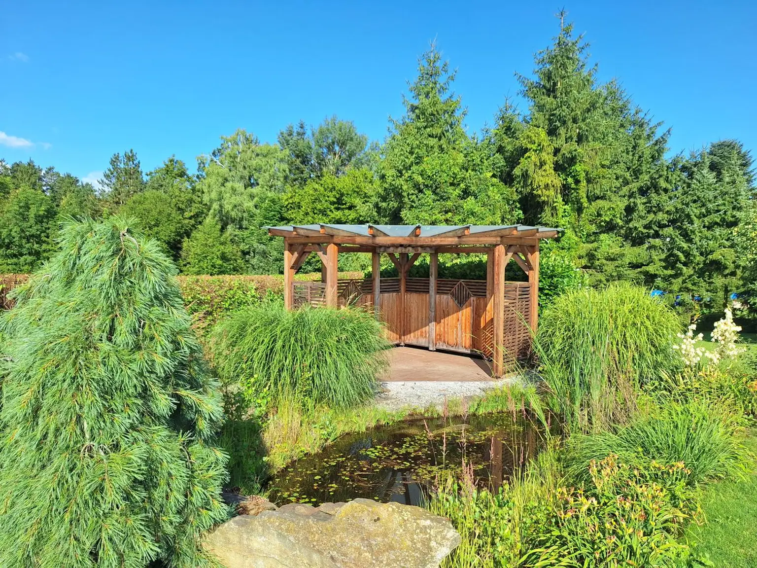 Einfamilienhaus mit Pool, Garten & Aussicht – Praxis & Mietpotential