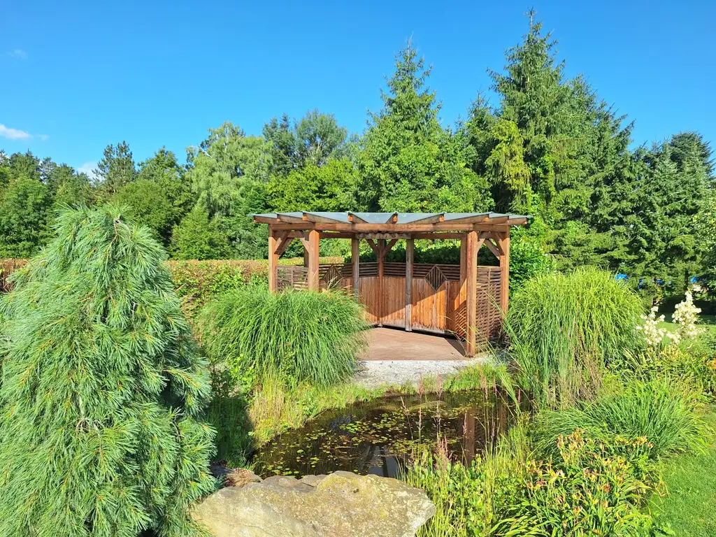 Einfamilienhaus mit Pool, Garten & Aussicht – Praxis & Mietpotential