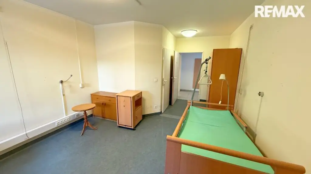 Ehemaliges Seniorenheim, gewerbliche Widmung, große Dachterrasse & 16 Garagen in Wiener Neustadt – Top Chance!