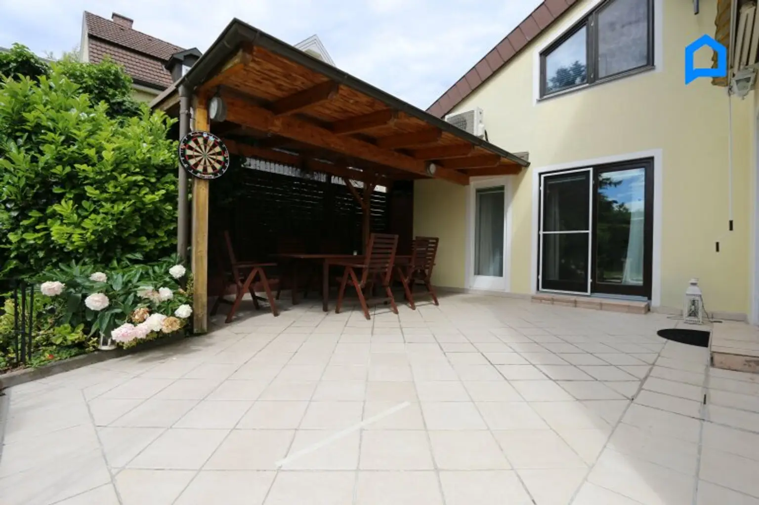 Sehr gepflegtes großzügiges Eckreihenhaus , Garten, Pergola, Terrasse, 4,5 Zimmer, plus Kellerräume, Garage