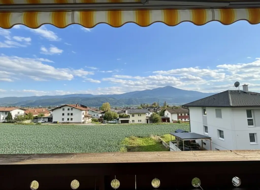 *geräumige 3 Zimmer Wohnung mit extra Küche, Balkon und Garage! Super schöne Aussicht inkludiert!