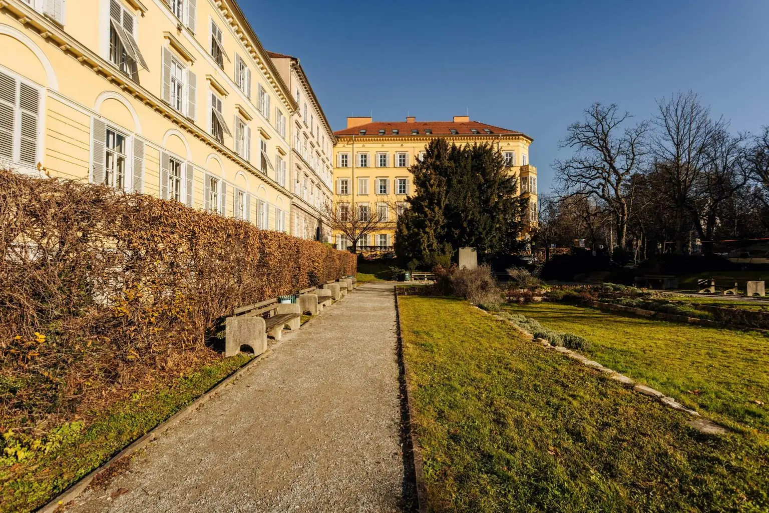 Gebäudeansicht mit Park