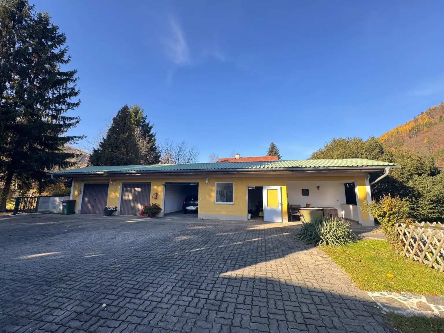 Sanierungsbedürftiges Mehrfamilienhaus mit großem Grundstück und hoher Bebauungsdichte