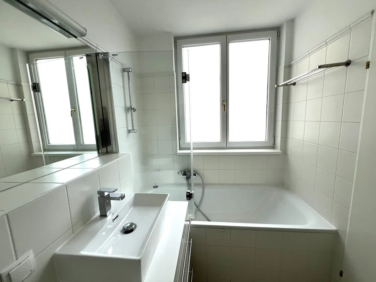 UNBEFRISTET: Klimatisierte, ruhige Dachgeschosswohnung