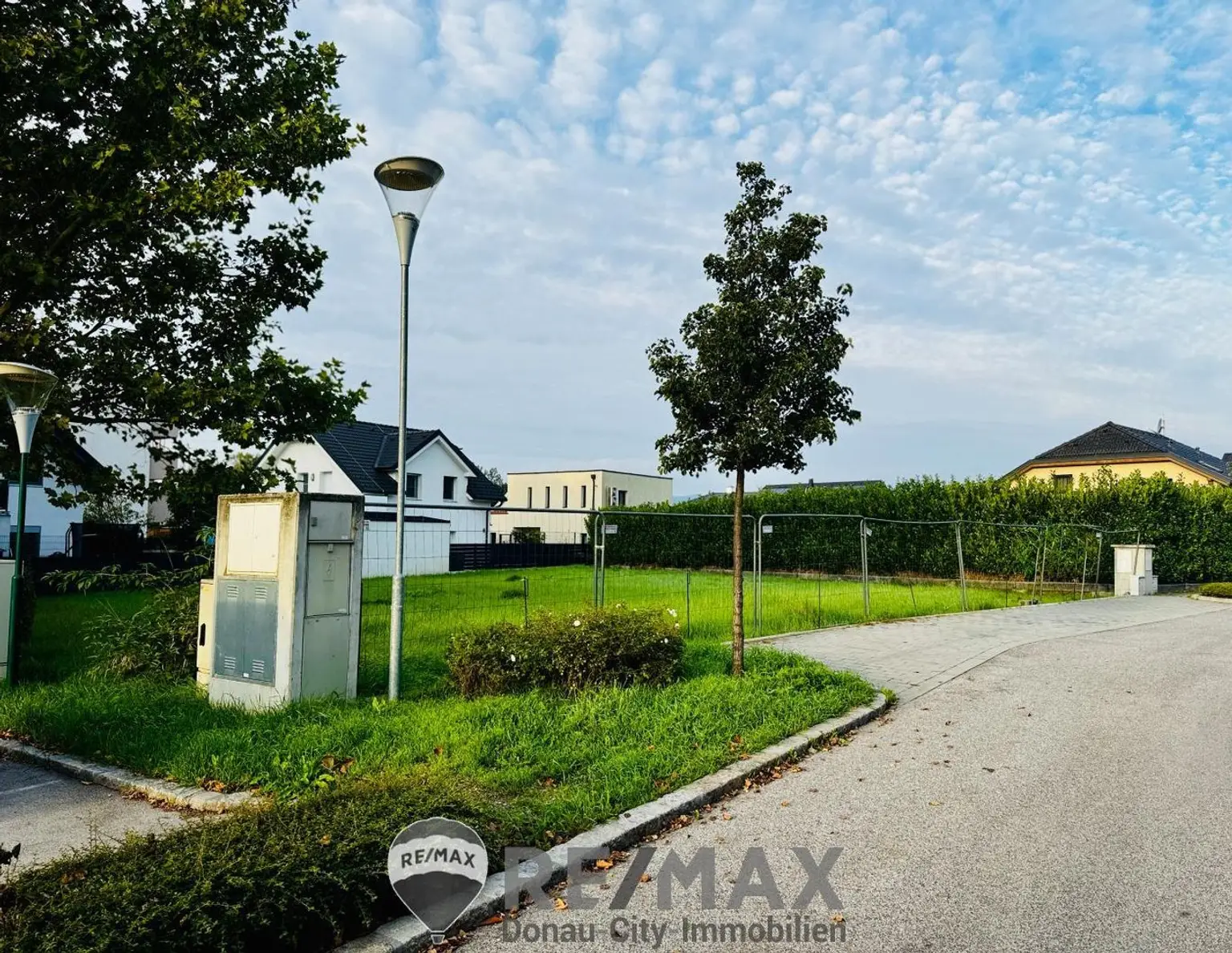 "Sonnige Westlage im Herzen von Biedermannsdorf: 800 m² Eckgrundstück!"