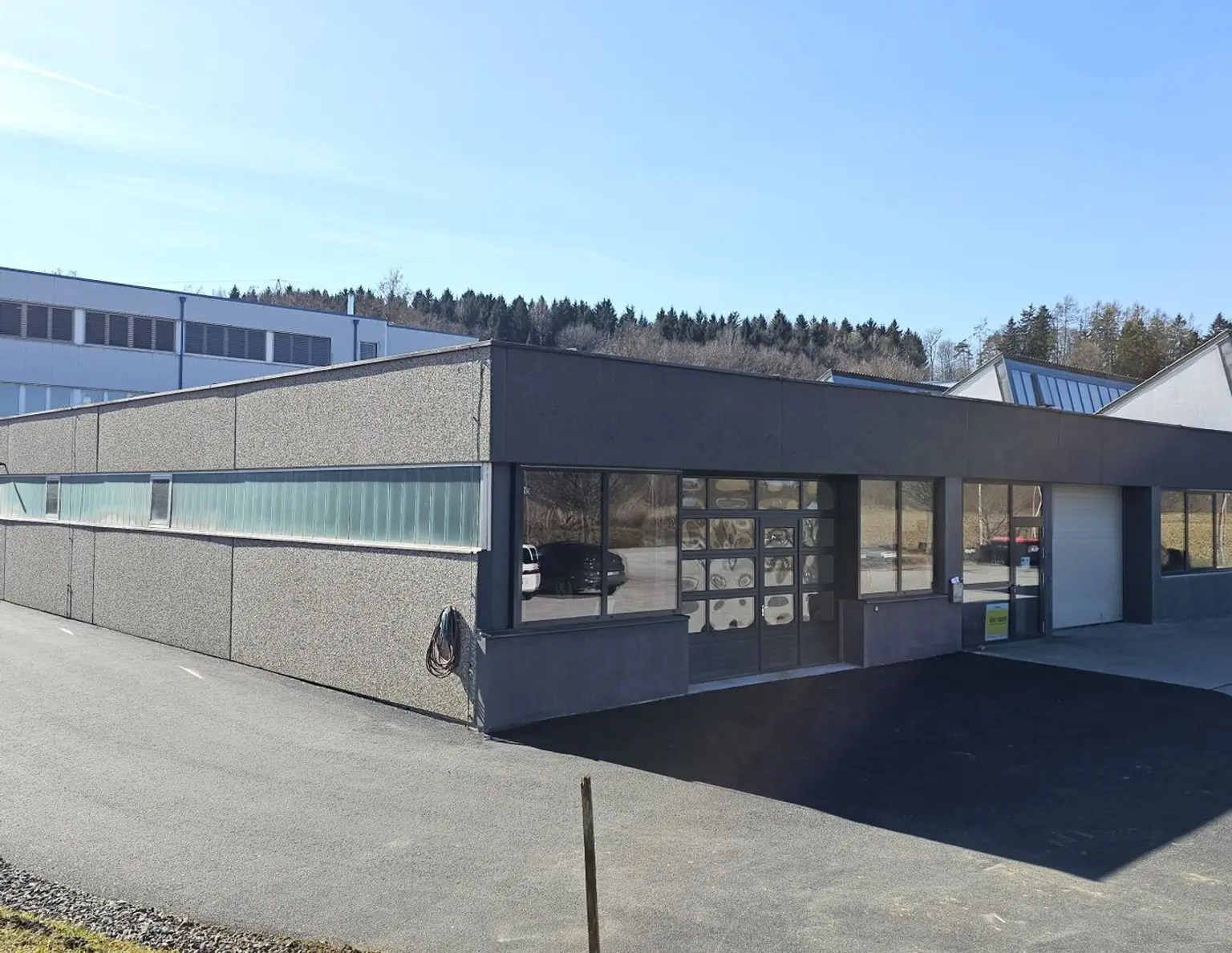 444m² große Halle, optional mit Küche, WC und Parkplätzen, nur 2 Autominuten bis zur Autobahn in Gleisdorf bei Graz