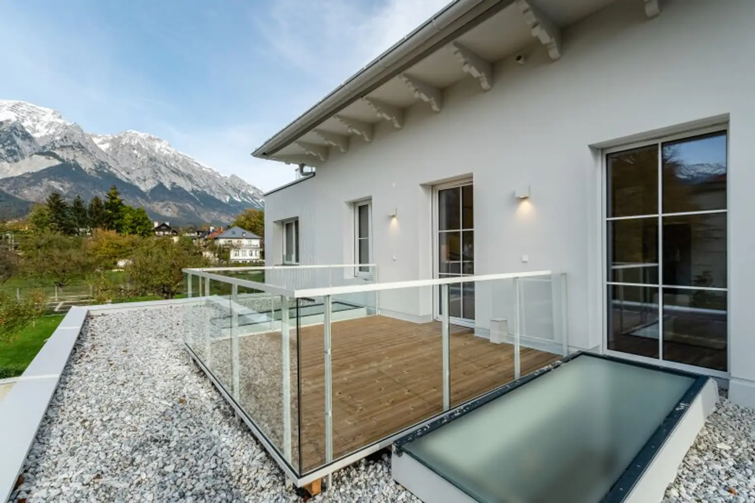 ELEGANZ TRIFFT MODERNE: Luxuriöse 3-Zimmer-Wohnung mit sonnigem Balkon inkl. Bergblick im Villenviertel zu mieten!